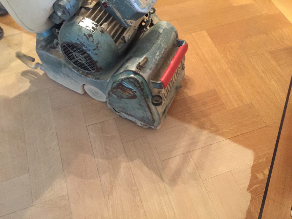 schuren van vloer met de hummel